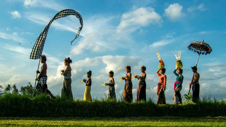 Kuatanjungselor dan Cerita Nusantara yang Ketawa di Bawah Matahari Tropis